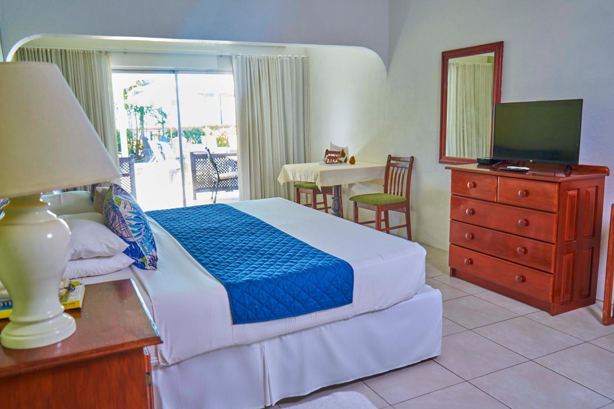 Tropical Sunset Beach Apartment Hotel Saint James Room photo